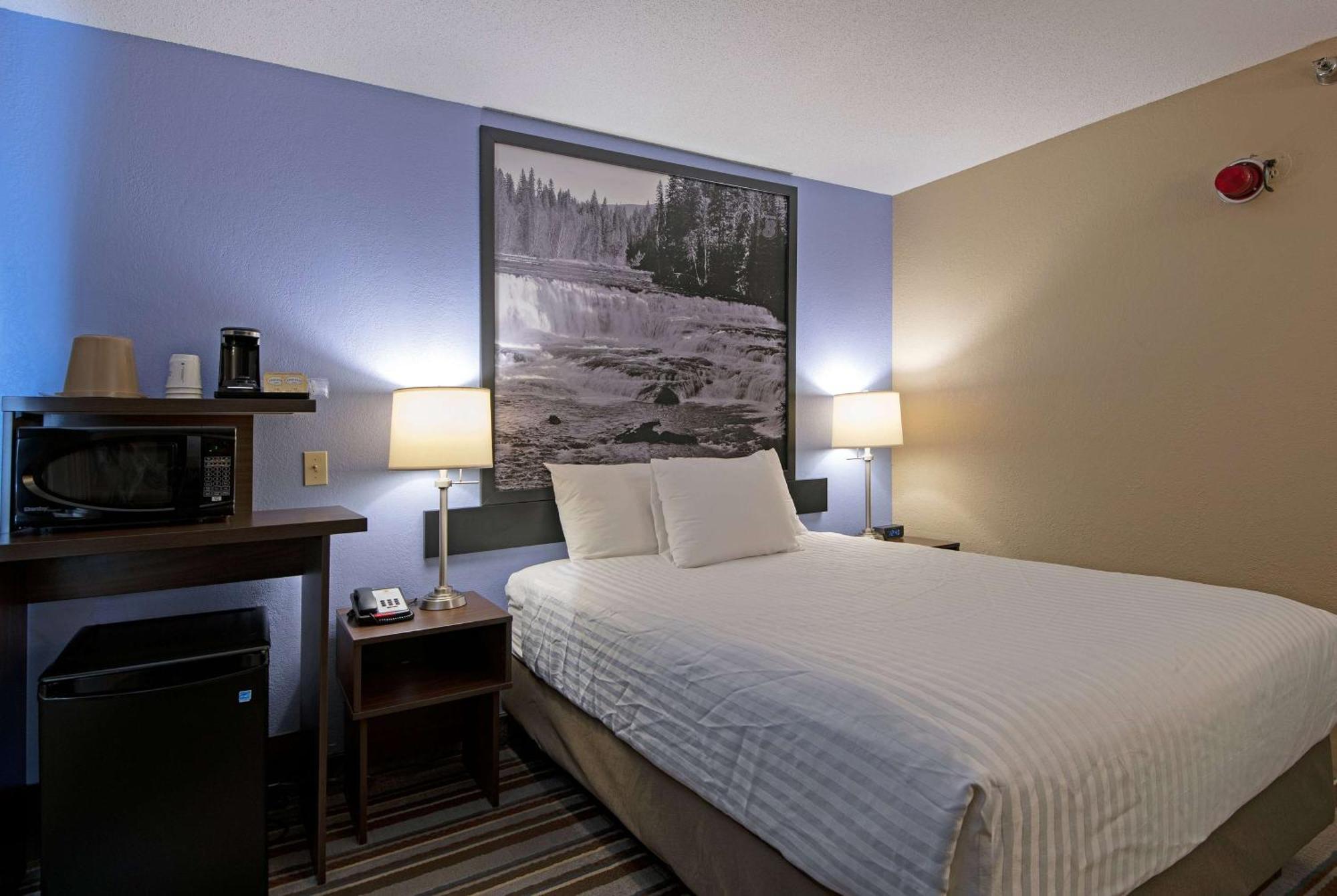 מלון Super 8 By Wyndham Kamloops On The Hill מראה חיצוני תמונה