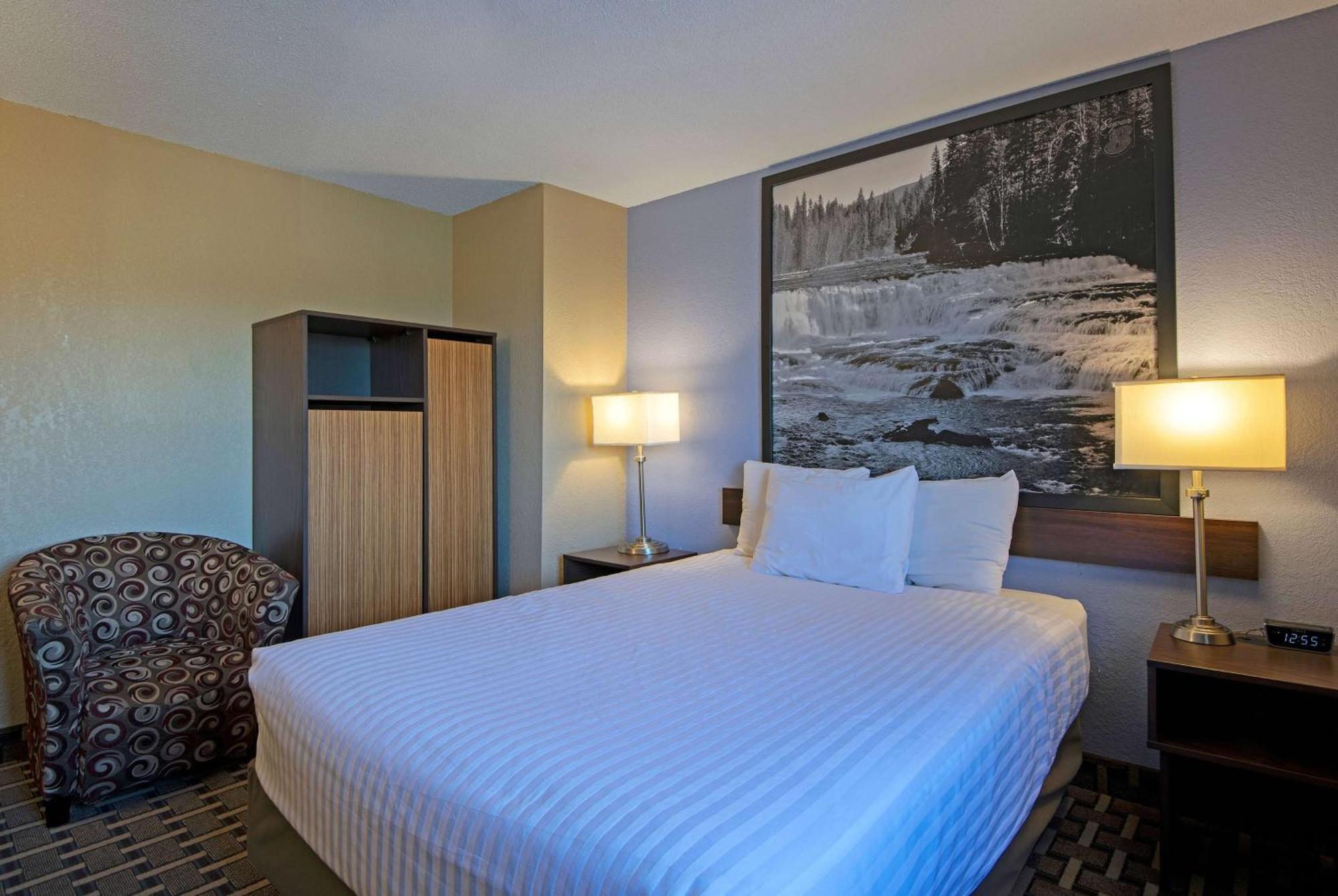מלון Super 8 By Wyndham Kamloops On The Hill מראה חיצוני תמונה