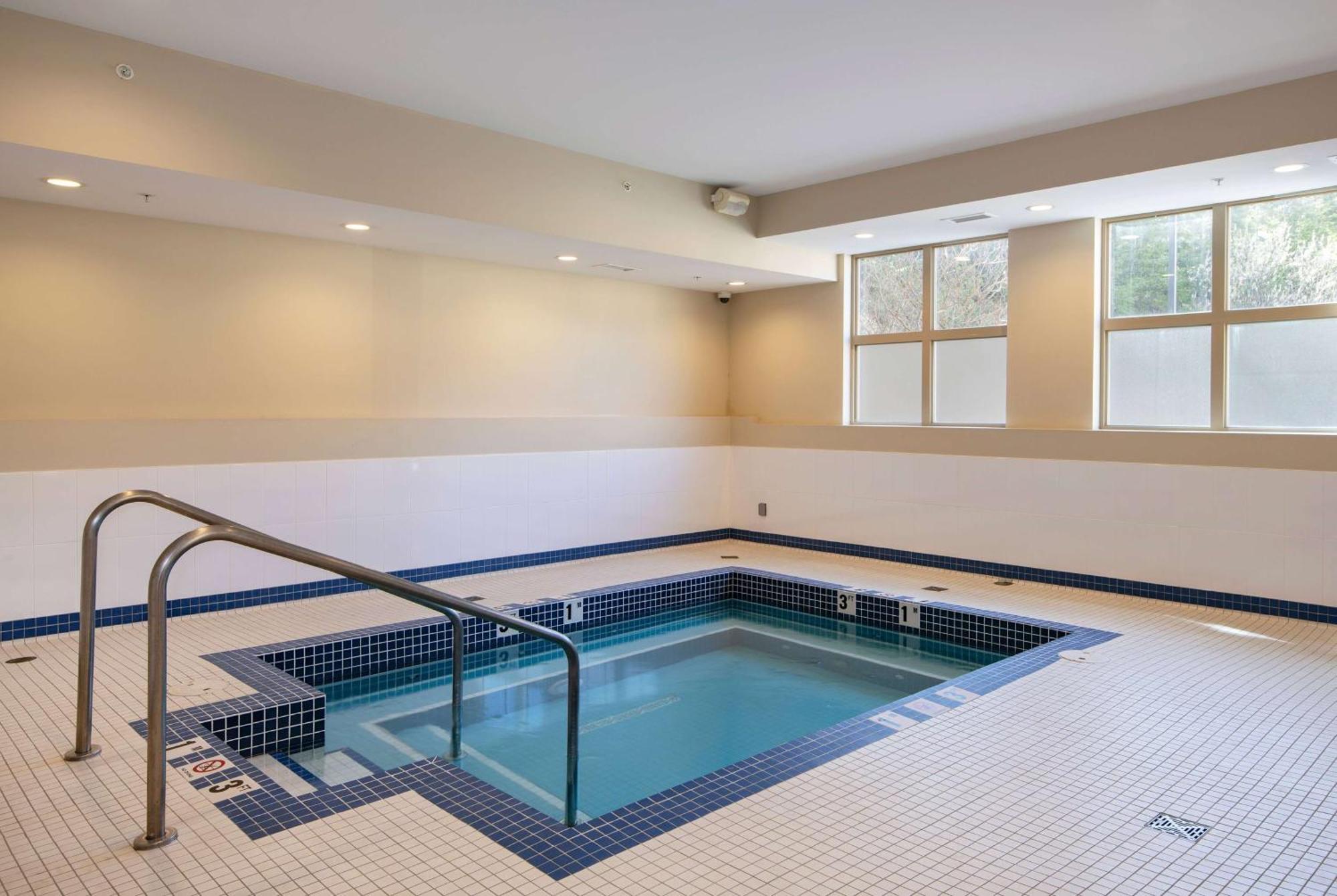 מלון Super 8 By Wyndham Kamloops On The Hill מראה חיצוני תמונה